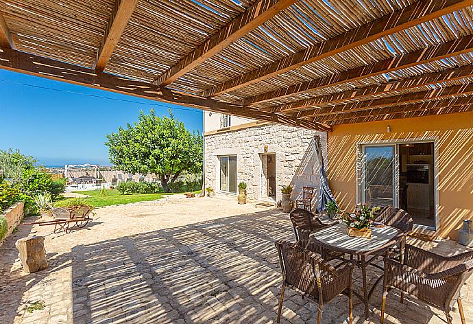 Sheltered terrace area . - Villa La Mia Sicilia . (Galerie de photos) }}