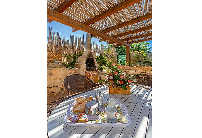 Sheltered terrace area with BBQ . - Villa La Mia Sicilia . (Fotogalerie) }}