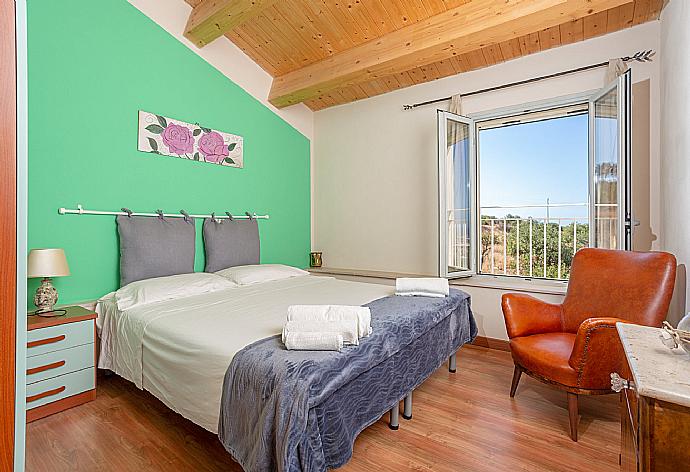 Double bedroom on first floor of villa with A/C . - Villa La Mia Sicilia . (Photo Gallery) }}