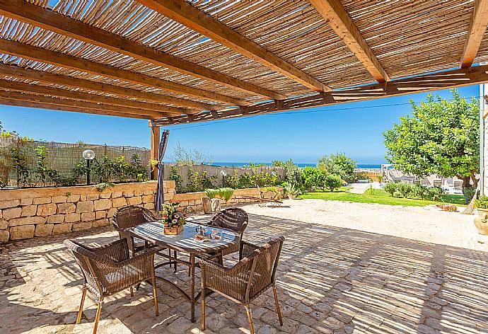 Sheltered terrace area . - Villa La Mia Sicilia . (Fotogalerie) }}