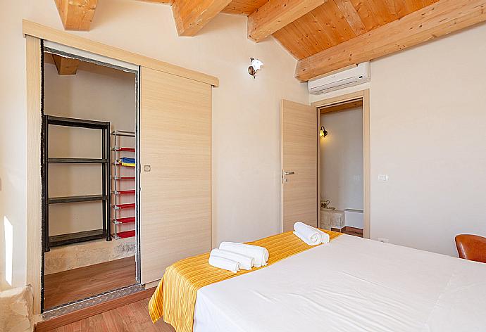 Double bedroom on first floor of villa with A/C and walk-in wardrobe . - Villa La Mia Sicilia . (Galleria fotografica) }}