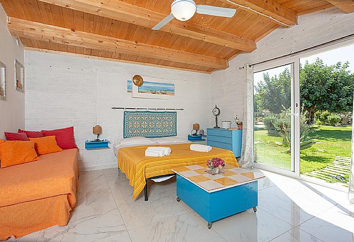 Double bedroom in annex with en suite bathroom and terrace access . - Villa La Mia Sicilia . (Photo Gallery) }}