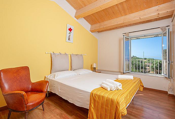 Double bedroom on first floor of villa with A/C and walk-in wardrobe . - Villa La Mia Sicilia . (Galerie de photos) }}