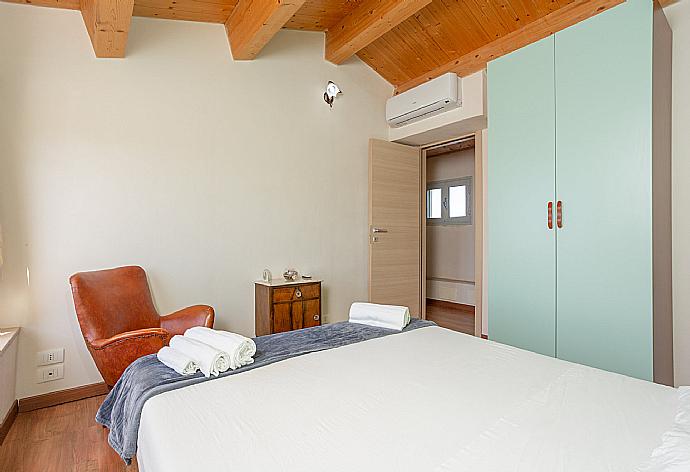 Double bedroom on first floor of villa with A/C . - Villa La Mia Sicilia . (Photo Gallery) }}