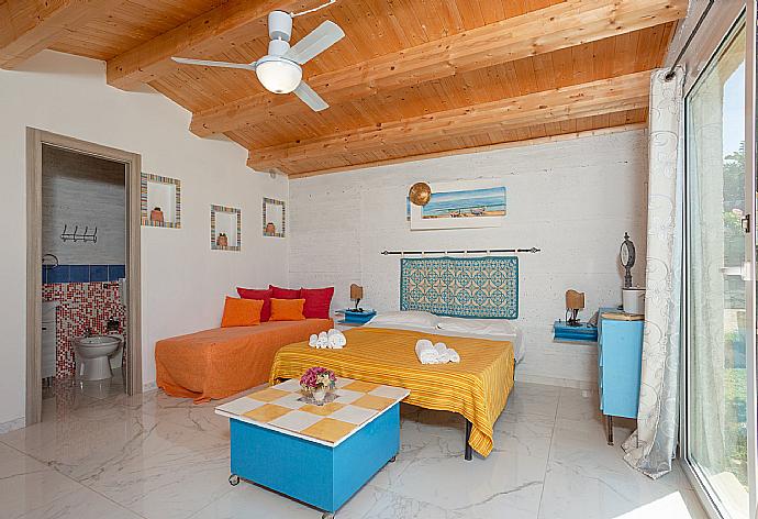 Double bedroom in annex with en suite bathroom and terrace access . - Villa La Mia Sicilia . (Galerie de photos) }}