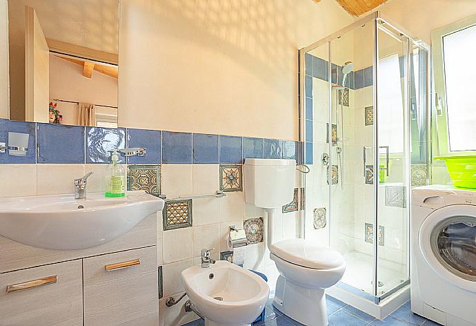 Family bathroom with shower on ground floor of villa . - Villa La Mia Sicilia . (Galerie de photos) }}