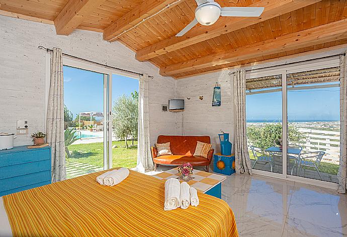 Double bedroom in annex with en suite bathroom and terrace access . - Villa La Mia Sicilia . (Fotogalerie) }}