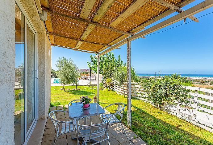 Terrace area with sea views outside annex . - Villa La Mia Sicilia . (Galerie de photos) }}