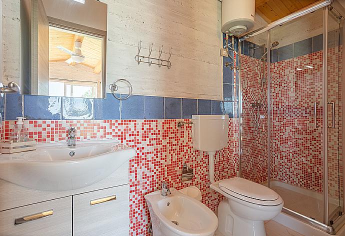 En suite bathroom with shower in annex . - Villa La Mia Sicilia . (Photo Gallery) }}