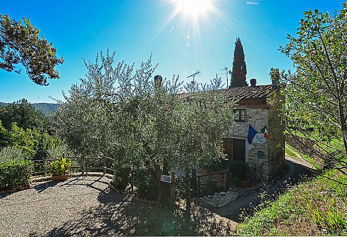 Entrance of the villa  . - Villa Casale di Rosa . (Fotogalerie) }}