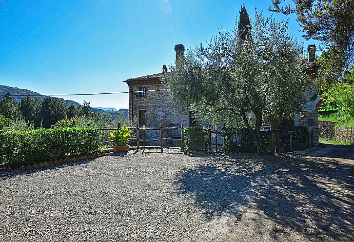 Entrance of the villa  . - Villa Casale di Rosa . (Fotogalerie) }}