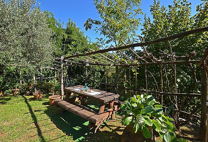 Garden  with dining area   . - Villa Casale di Rosa . (Galería de imágenes) }}