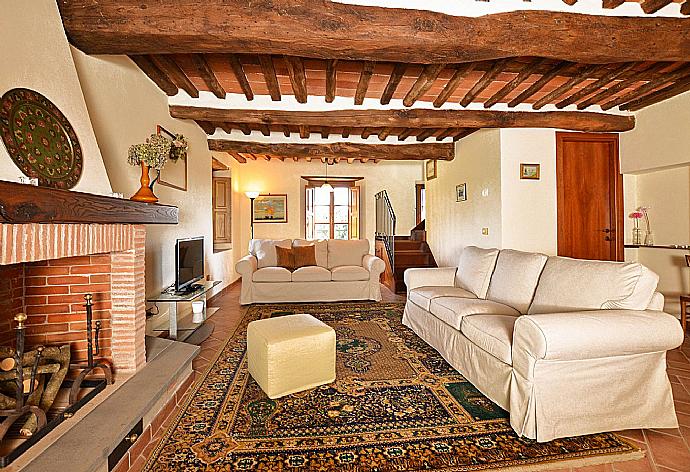 Living room with fireplace, TV and terrace access . - Villa Casale di Rosa . (Galería de imágenes) }}