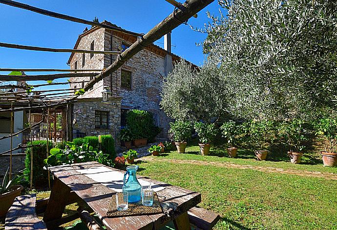 Outdoor dining area  . - Villa Casale di Rosa . (Galleria fotografica) }}