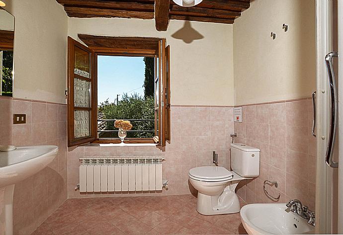 Bathroom with shower . - Villa Casale di Rosa . (Galleria fotografica) }}