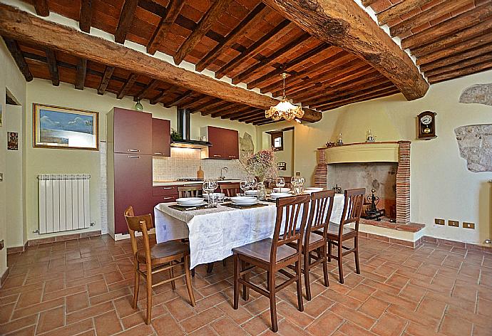 Equipped kitchen with dining area, fireplace and terrace access  . - Villa Casale di Rosa . (Fotogalerie) }}