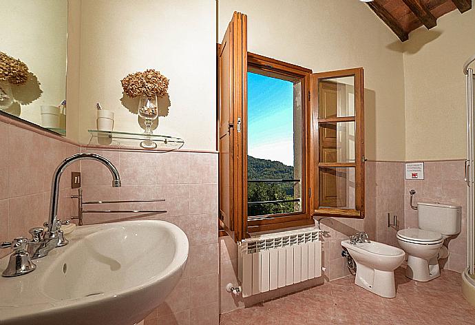 Bathroom  . - Villa Casale di Rosa . (Galería de imágenes) }}