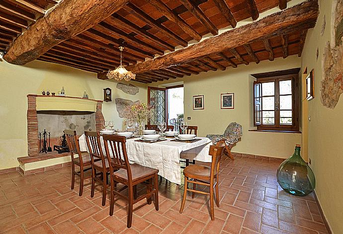 Equipped kitchen with dining area, fireplace and terrace access  . - Villa Casale di Rosa . (Galería de imágenes) }}