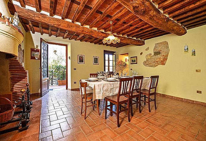 Equipped kitchen with dining area, fireplace and terrace access  . - Villa Casale di Rosa . (Galleria fotografica) }}