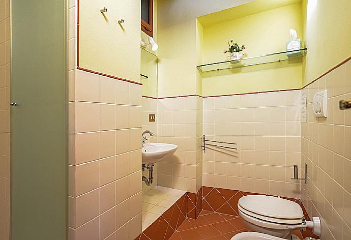 Bathroom  . - Villa Casale di Rosa . (Fotogalerie) }}