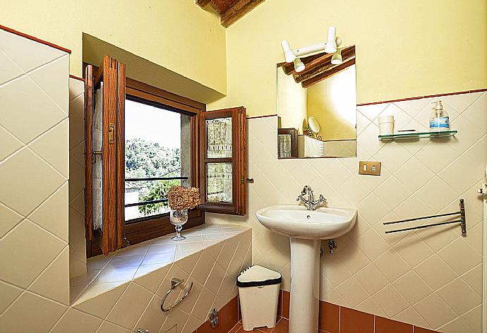 Bathroom  . - Villa Casale di Rosa . (Galería de imágenes) }}