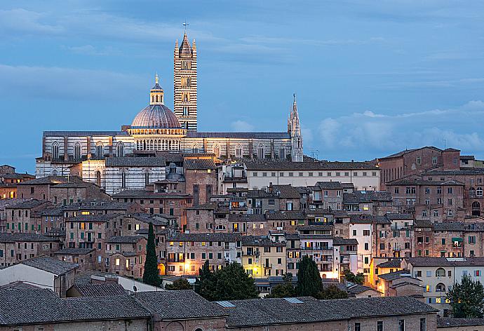 Siena  . - Villa Casale di Rosa . (Галерея фотографий) }}