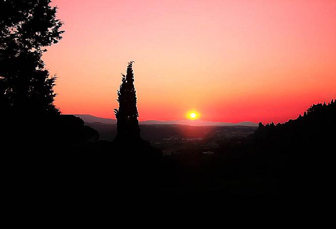 Sunset from Vila Eliza . - Villa Eliza . (Galerie de photos) }}