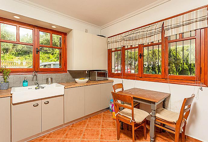 Equipped kitchen with dining area . - Villa Eliza . (Galerie de photos) }}