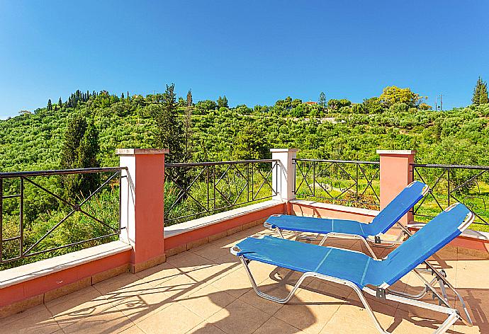 Upper terrace with stunning views . - Villa Eliza . (Fotogalerie) }}