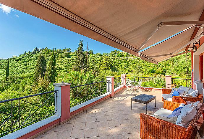 Outdoor sheltered patio . - Villa Eliza . (Fotogalerie) }}