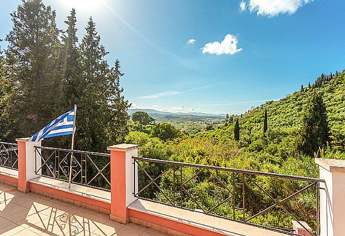 Upper terrace with stunning views . - Villa Eliza . (Fotogalerie) }}