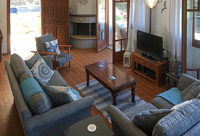 Open-plan living room with sofas, dining area, kitchen, WiFi internet, satellite TV, and DVD player  . - Villa Eliza . (Fotogalerie) }}