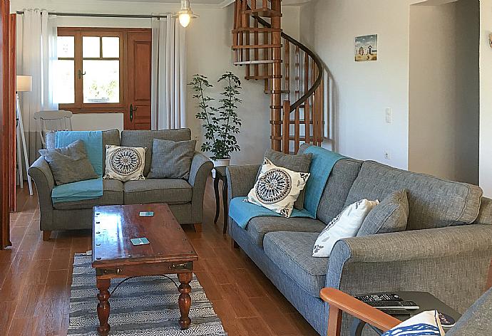 Open-plan living room with sofas, dining area, kitchen, WiFi internet, satellite TV, and DVD player  . - Villa Eliza . (Galleria fotografica) }}