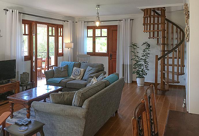 Open-plan living room with sofas, dining area, kitchen, WiFi internet, satellite TV, and DVD player  . - Villa Eliza . (Fotogalerie) }}