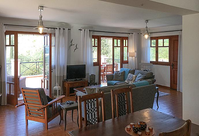 Open-plan living room with sofas, dining area, kitchen, WiFi internet, satellite TV, and DVD player  . - Villa Eliza . (Fotogalerie) }}