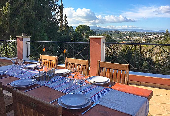 Outdoor dining table  . - Villa Eliza . (Galerie de photos) }}