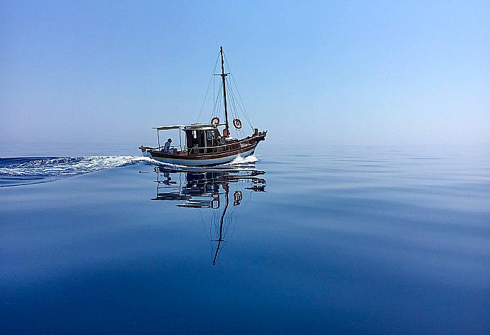 Fishing boat  . - Villa Eliza . (Galleria fotografica) }}