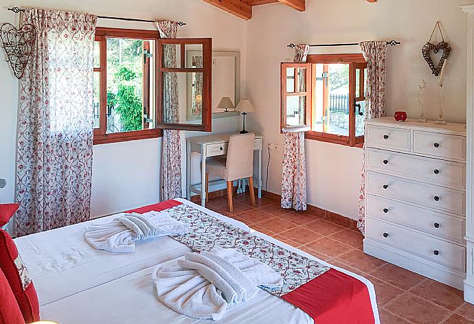 Twin bedroom with A/C . - Villa Eliza . (Fotogalerie) }}