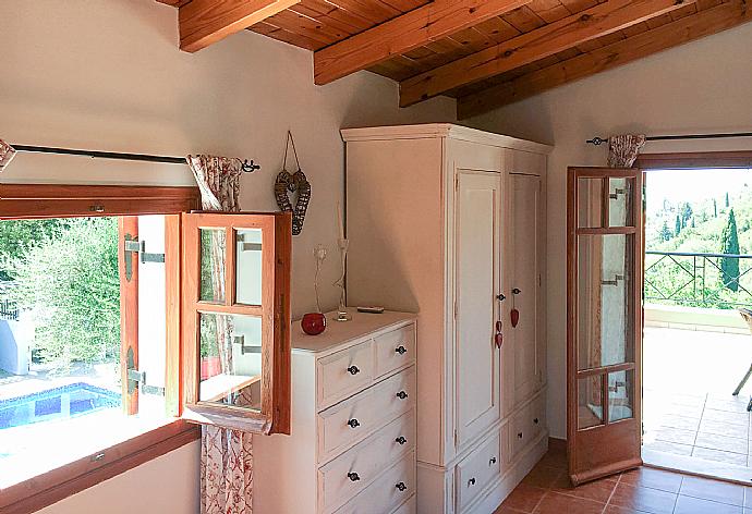 Twin bedroom with A/C . - Villa Eliza . (Photo Gallery) }}