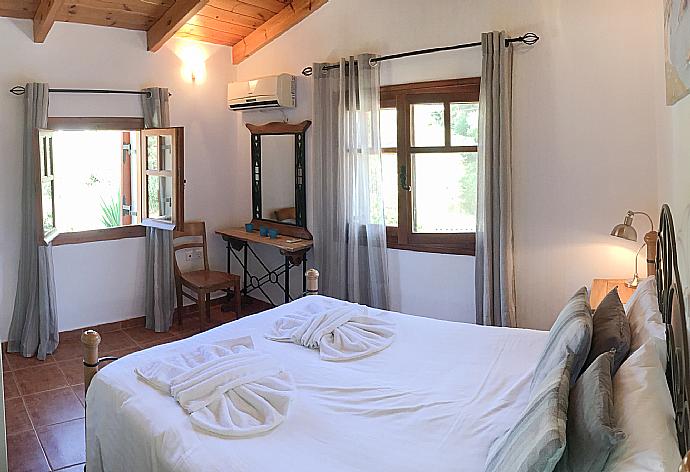 Double bedroom with A/C . - Villa Eliza . (Fotogalerie) }}