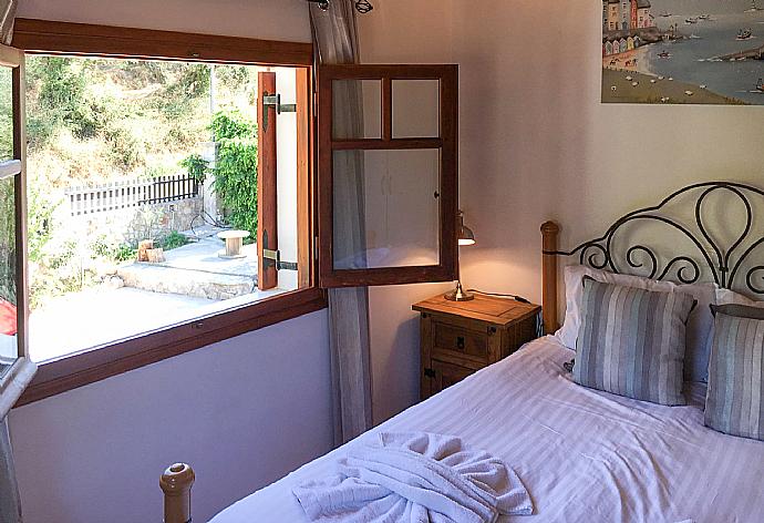 Double bedroom with A/C . - Villa Eliza . (Photo Gallery) }}