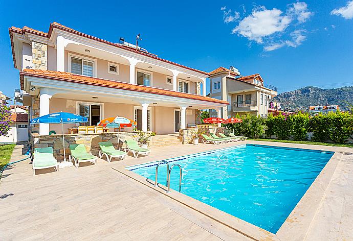 Beautiful villa with private pool, terrace, and garden . - Villa Kubra . (Galerie de photos) }}