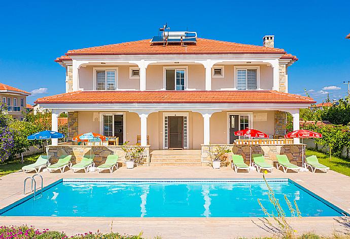 Beautiful villa with private pool, terrace, and garden . - Villa Kubra . (Galerie de photos) }}