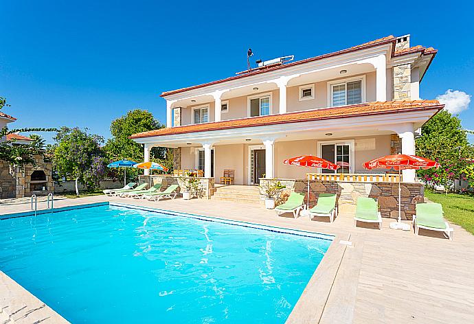 Beautiful villa with private pool, terrace, and garden . - Villa Kubra . (Galerie de photos) }}