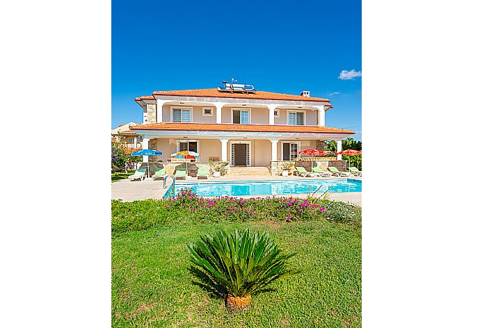 Beautiful villa with private pool, terrace, and garden . - Villa Kubra . (Galerie de photos) }}