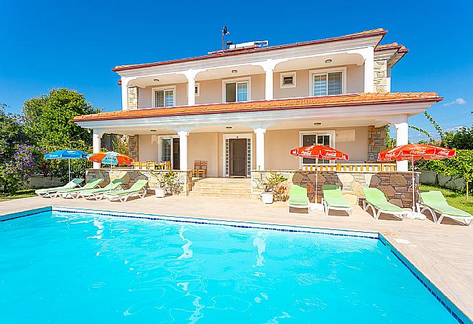 ,Beautiful villa with private pool, terrace, and garden . - Villa Kubra . (Galerie de photos) }}