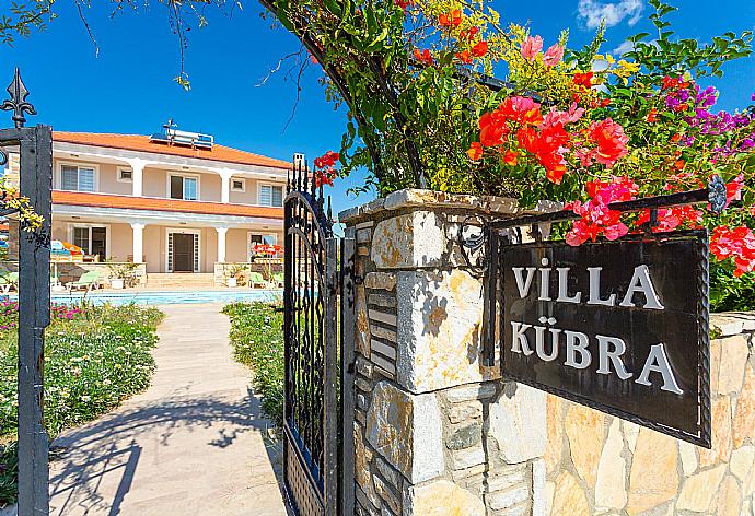 Entrance to villa . - Villa Kubra . (Galerie de photos) }}