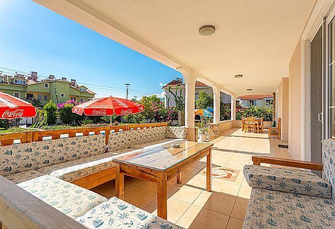 Sheltered terrace area . - Villa Kubra . (Galleria fotografica) }}