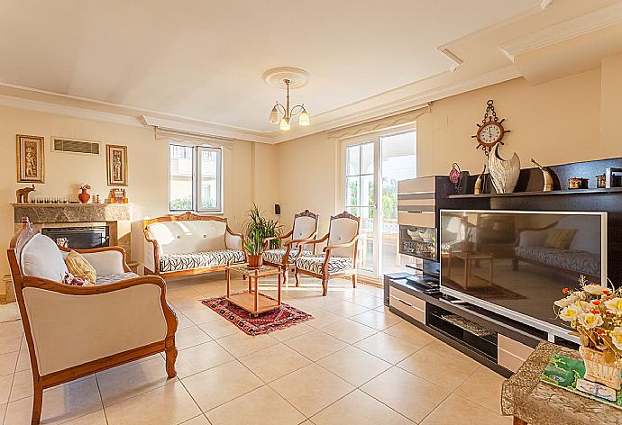 Living room with sofas, ornamental fireplace, A/C, WiFi internet, satellite TV, DVD player, and terrace access  . - Villa Kubra . (Galleria fotografica) }}