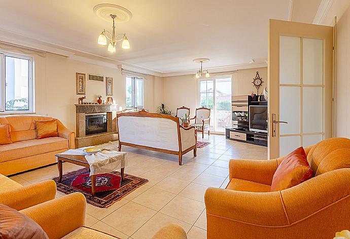 Living room with sofas, ornamental fireplace, A/C, WiFi internet, satellite TV, DVD player, and terrace access  . - Villa Kubra . (Galleria fotografica) }}